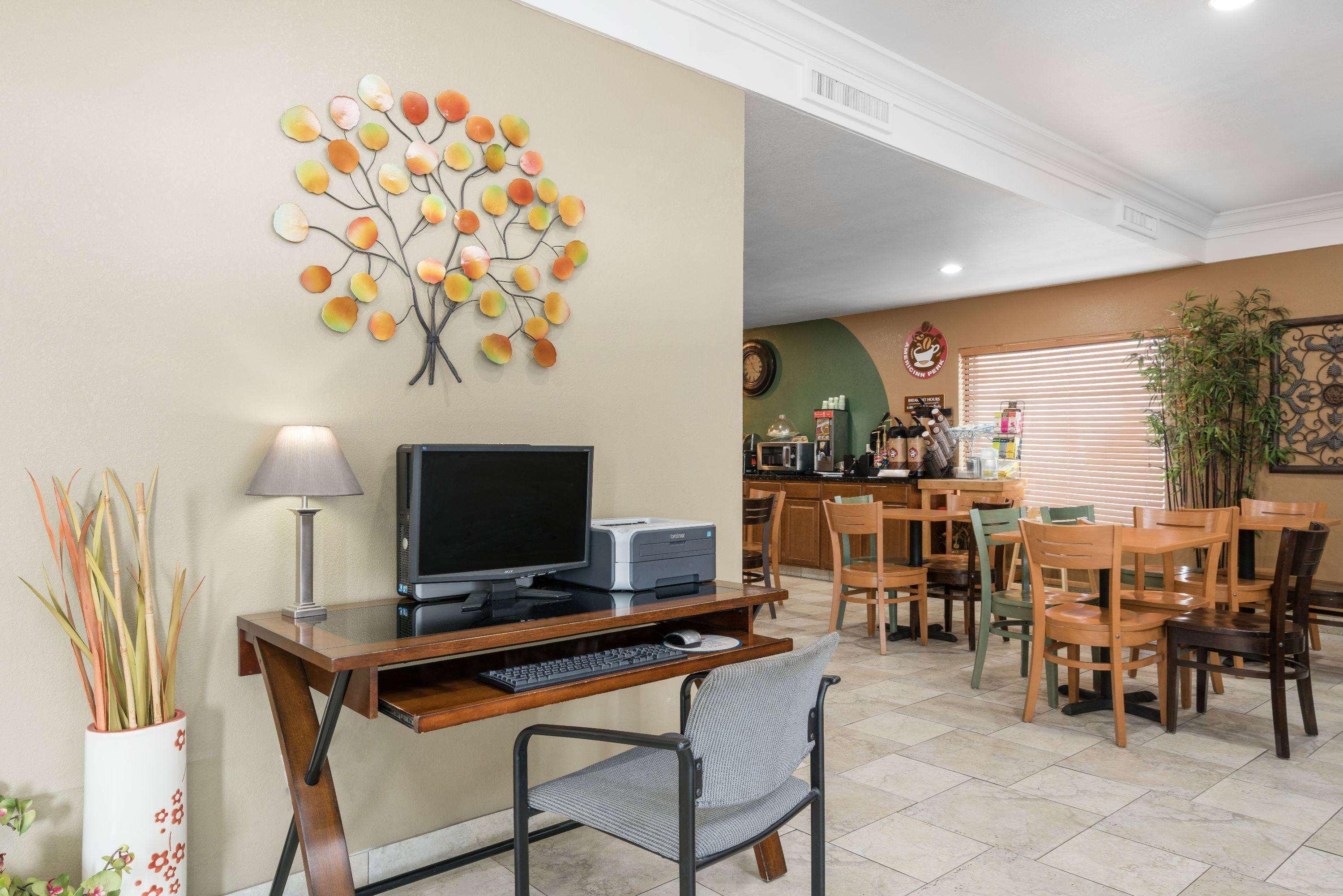 Americinn By Wyndham Johnston Des Moines Urbandale Bagian luar foto