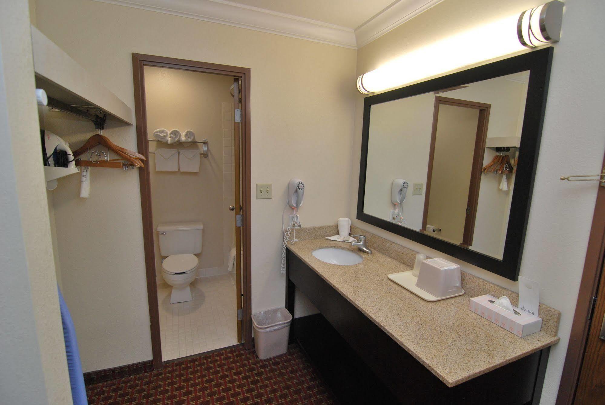 Americinn By Wyndham Johnston Des Moines Urbandale Bagian luar foto